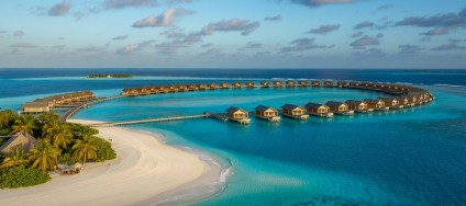 typische malediven insel mit wasserbungalows und traumhaften strand