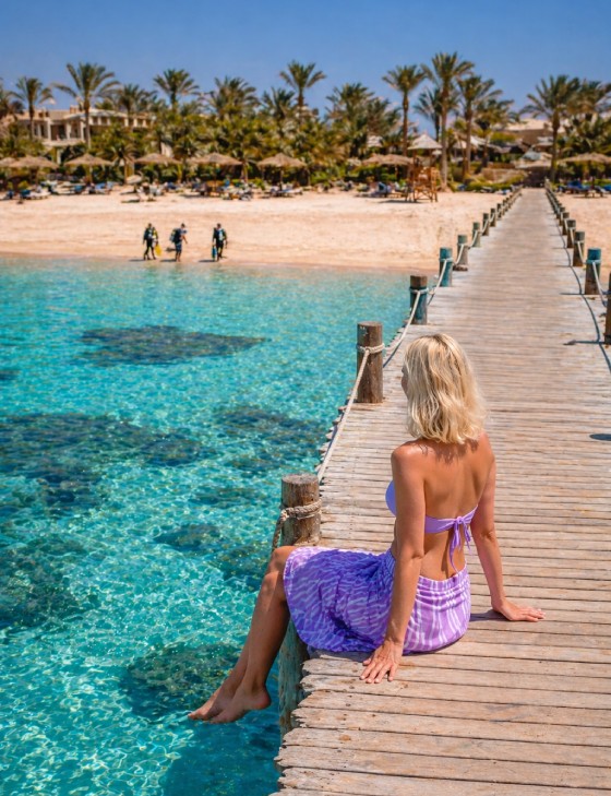 junge frau sitzt auf einem steg in marsa alam