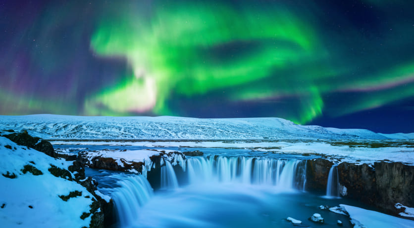 Nordlichter am Godafoss Wasserfall in Island